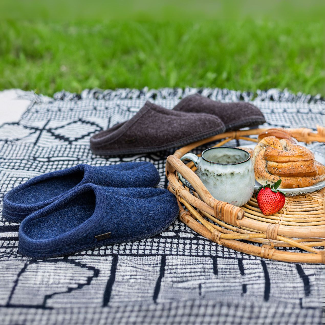 Ulltofflor på picknickfilt med kaffe och bullar, en mysig sommargåva