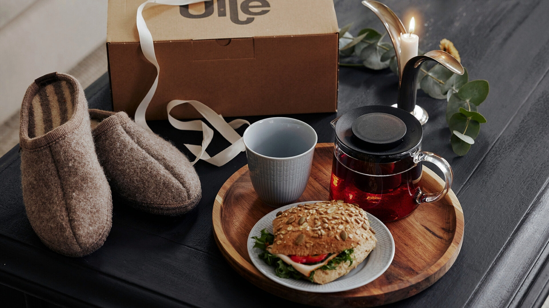 En kopp te och en god smörgås på mörkt bröd med frön tillsammans med den perfekta presenten till någon du tycker om, fint förpackad i Ulles egen kartong.